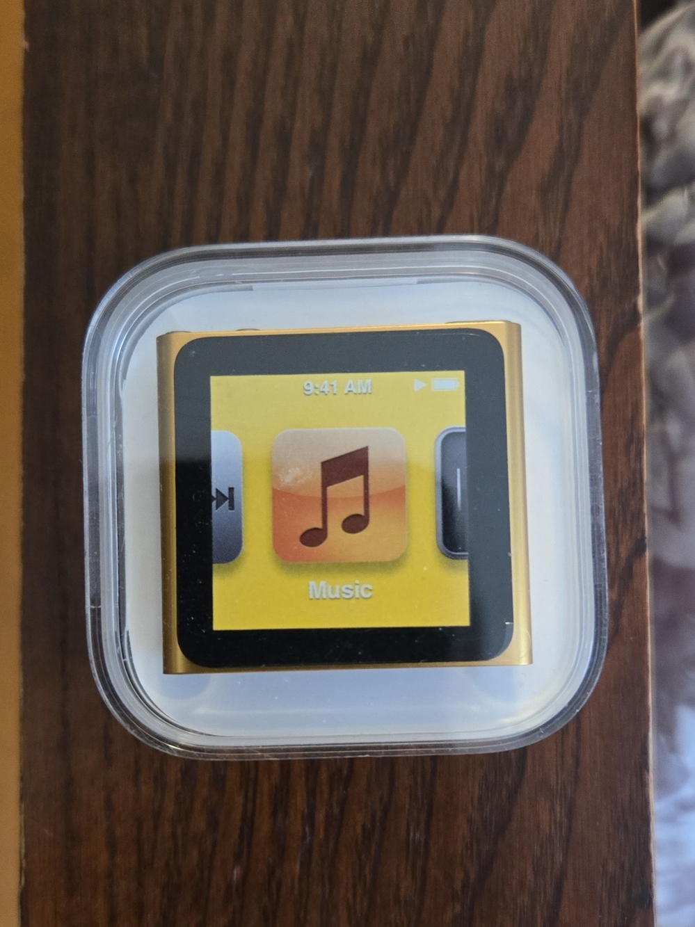 Apple iPod nano - Gold with Black Face